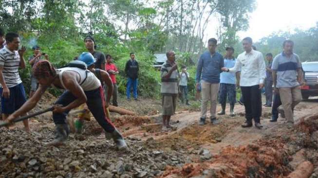 Zumi Zola Minta Perusahaan Ikut Bantu Perbaikan Kerusakan Jalan