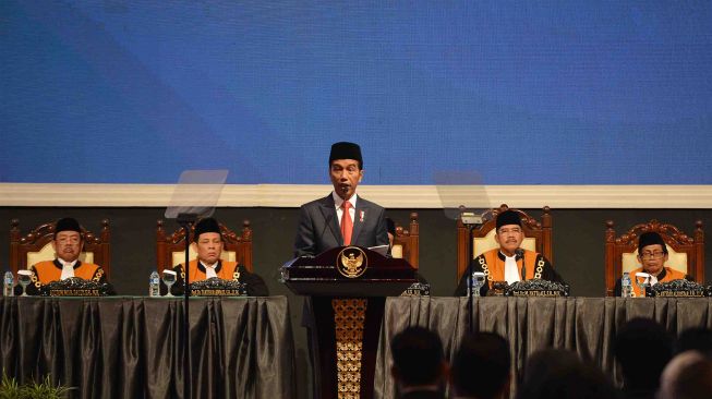 Presiden Joko Widodo memberikan sambutan ketika menghadiri laporan tahunan Mahkamah Agung di Jakarta Convention Center, Jakarta, Kamis (1/3).