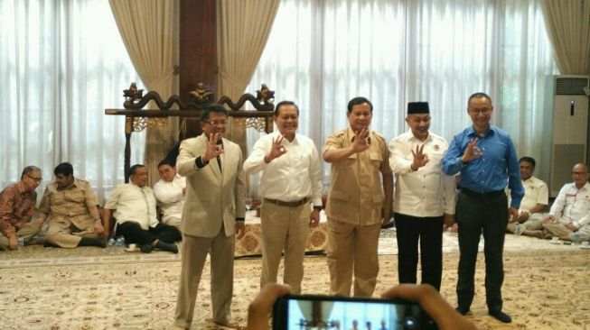 Lesehan, Prabowo Gelar Pertemuan dengan Petinggi Parpol