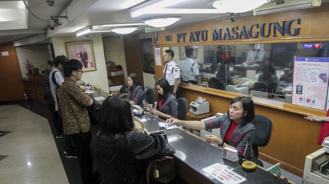 Suasana gerai penukaran uang di Jakarta, Kamis (1/3). 