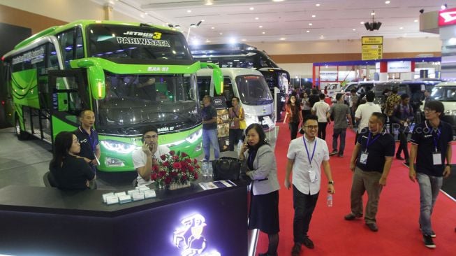 Pameran otomotif khusus kendaraan komersial Gaikindo Indonesia International Commercial Vehicle Expo (GIICOMVEC) 2018 resmi dibuka di Jakarta Convention Center (JCC), Senayan, Jakarta, Kamis (1/3).