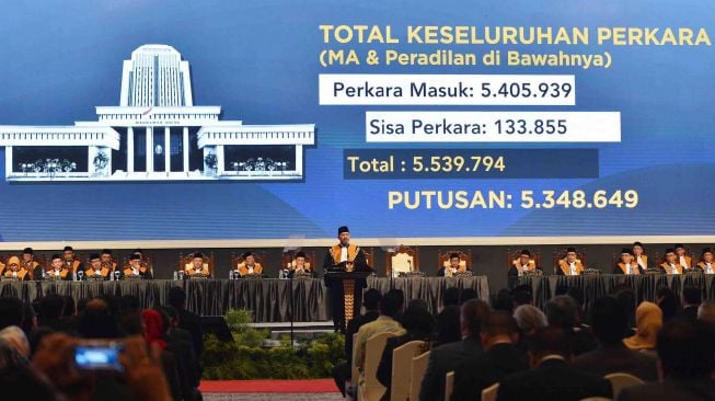 Ketua Mahkamah Agung (MA) Hatta Ali menyampaikan paparan pada rapat pleno laporan tahunan Mahkamah Agung di Jakarta Convention Center, Jakarta, Kamis (1/3).