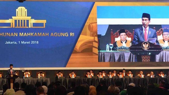 Presiden Joko Widodo memberikan sambutan ketika menghadiri laporan tahunan Mahkamah Agung di Jakarta Convention Center, Jakarta, Kamis (1/3).