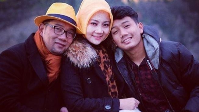 Ridwan Kamil bersama istri dan anaknya. (Instagram)