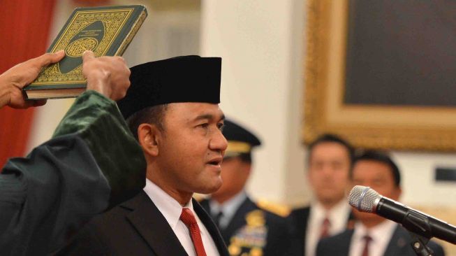 Kepala Badan Narkotika Nasional (BNN) Irjen Pol Heru Winarko melakukan sumpah ketika mengikuti pelantikan di Istana Negara Jakarta, Kamis (1/3). 