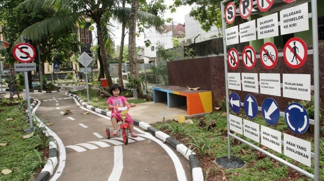 Taman Lalu Lintas di Ruang Publik Terpadu Ramah Anak (RPTRA) Kebon Pala Berseri, Jakarta Timur, Jumat (2/3). 