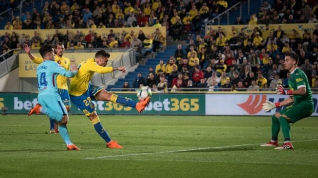 Pemain Barcelona Philippe Coutinho gagal mengantisipasi serangan pemain Las Palmas [AFP]