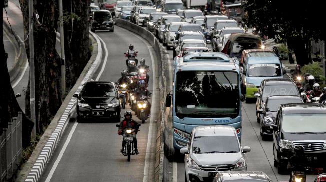 Sejumlah kendaraan melaju di jalur bus Transjakarta di Jalan Arteri Pondok Indah, Jakarta, Jumat (2/3).