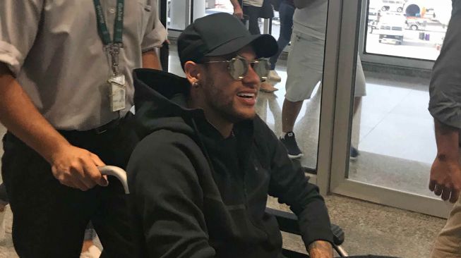 Pemain PSG Neymar tiba di sebuah rumah sakit di Belo Horizonte, Brasil [AFP]