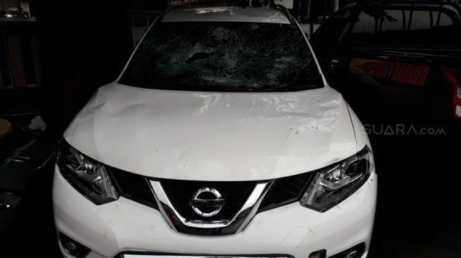 Kondisi Mobil Nissan X-Trail yang kini terparkir di Polres Metro Jakarta Pusat sebagai alat bukti setelah diamuk para driver ojek online (ojol) di terowongan underpass Johar Baru, Pasar Senen, Jakarta Pusat, Rabu (28/2/2018) malam. [Suara.com/Welly Hidayat]