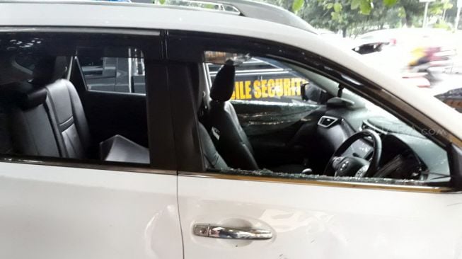 Kondisi Mobil Nissan X-Trail yang kini terparkir di Polres Metro Jakarta Pusat sebagai alat bukti setelah diamuk para driver ojek online (ojol) di terowongan underpass Johar Baru, Pasar Senen, Jakarta Pusat, Rabu (28/2/2018) malam. [Suara.com/Welly Hidayat]