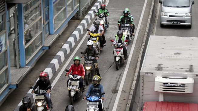 Sejumlah kendaraan melaju di jalur bus Transjakarta di Jalan Arteri Pondok Indah, Jakarta, Jumat (2/3).