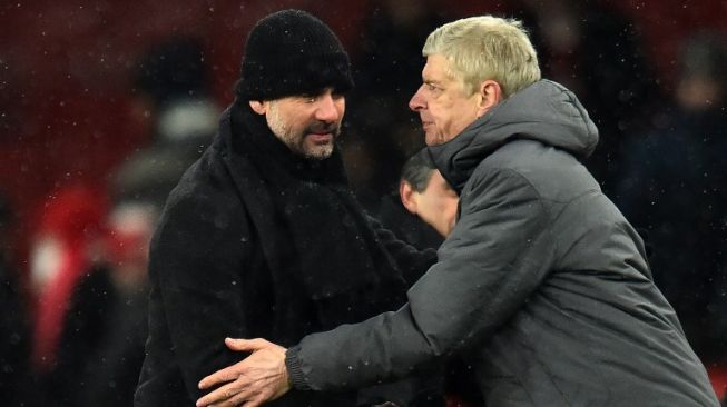 Manajer Arsenal Arsene Wenger (kanan) menyalami manajer Man City Josep Guardiola usai pertandingan [AFP]