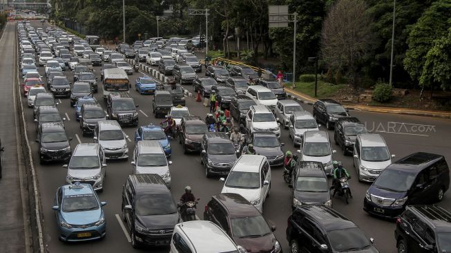 Deretan kendaraan yang terjebak macet di ruas Jalan Sudirman, Jakarta, Jumat (2/3).