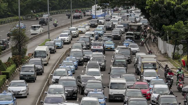 Deretan kendaraan yang terjebak macet di ruas Jalan Sudirman, Jakarta, Jumat (2/3).