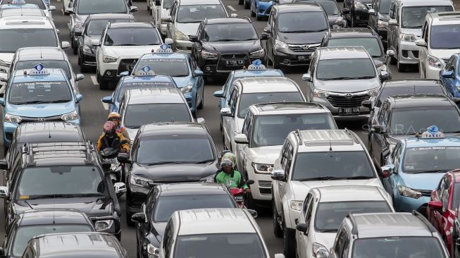 Deretan kendaraan yang terjebak macet di ruas Jalan Sudirman, Jakarta, Jumat (2/3).