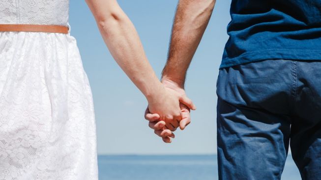 Ilustrasi pasangan berpegangan tangan (Shutterstock)
