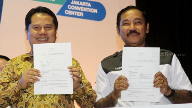 Presiden Direktur PT Mobil Anak Bangsa (MAB) Mayjen TNI (Purn) Leonard, PH Executive Managaer Kantor Cabang Utama Bandara Soekarno-Hatta Agus Hariyadi, pendiri MAB Jenderal TNI (Purn) Moeldoko, Direktur Utama PT Angkasa Pura II (Persero) M Awaluddin, Komisaris PT MAB Stephen Sulistyo dan Direktur Teknik PT MAB Bambang Tri Sasongko menghadiri acara penandatangan perjanjian kerja sama di Jakarta, Sabtu (3/3). 