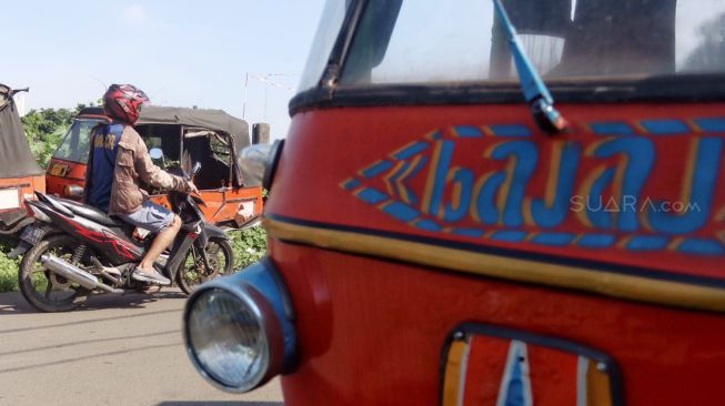 Bangkai bajaj oranye di kawasan Cideng, Jakarta, Jumat (2/3). 