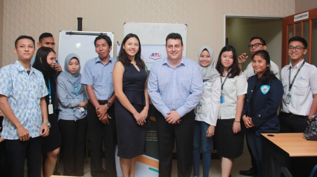 Diah Ayu Lestari bersama tim pengajar di English for Logistic. (istimewa)