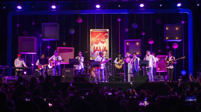 Penampilan Elek Yo Band beraksi bersama Endah N Rhesa saat beraksi dalam Jakarta International BNI Java Jazz Festival 2018 di JIExpo Kemayoran, Jakarta, Jumat (2/3).