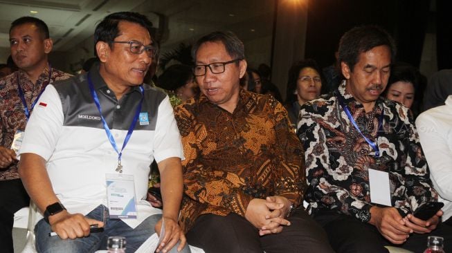 Presiden Direktur PT Mobil Anak Bangsa (MAB) Mayjen TNI (Purn) Leonard, PH Executive Managaer Kantor Cabang Utama Bandara Soekarno-Hatta Agus Hariyadi, pendiri MAB Jenderal TNI (Purn) Moeldoko, Direktur Utama PT Angkasa Pura II (Persero) M Awaluddin, Komisaris PT MAB Stephen Sulistyo dan Direktur Teknik PT MAB Bambang Tri Sasongko menghadiri acara penandatangan perjanjian kerja sama di Jakarta, Sabtu (3/3). 