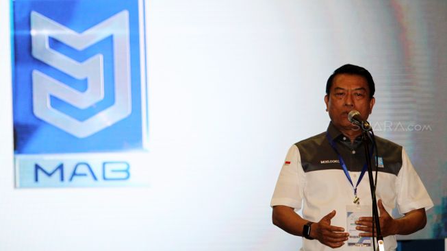 Presiden Direktur PT Mobil Anak Bangsa (MAB) Mayjen TNI (Purn) Leonard, PH Executive Managaer Kantor Cabang Utama Bandara Soekarno-Hatta Agus Hariyadi, pendiri MAB Jenderal TNI (Purn) Moeldoko, Direktur Utama PT Angkasa Pura II (Persero) M Awaluddin, Komisaris PT MAB Stephen Sulistyo dan Direktur Teknik PT MAB Bambang Tri Sasongko menghadiri acara penandatangan perjanjian kerja sama di Jakarta, Sabtu (3/3). 