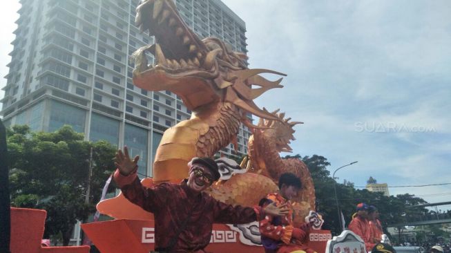 Festival Cap Go Meh Glodok yang digelar Minggu (4/3/2018) menghadirkan berbagai kesenian Nusantara seperti Tanjidor, Reog Ponorogo, Tari Papua, Gondang Batak hingga kesenian dari Jawa Barat, Sisingaan dan Debus. (SUara.com/Risna Halidi)