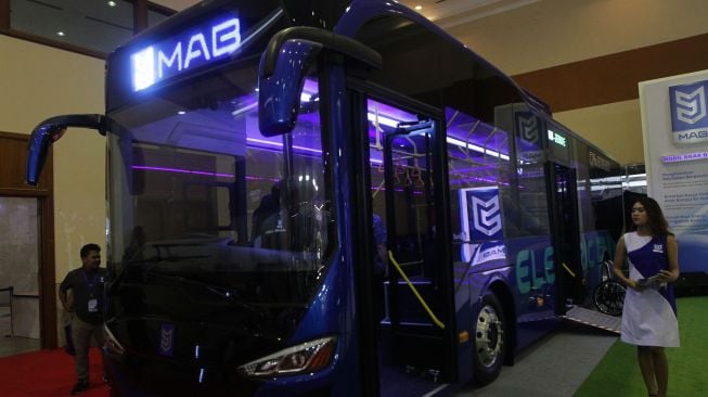 Bus listrik buatan PT MAB dipamerkan di GIICOMVEC 2018, di Jakarta Convention Center, Jakarta, Minggu (4/3/2018) [Suara.com/Kurniawan Mas'ud]