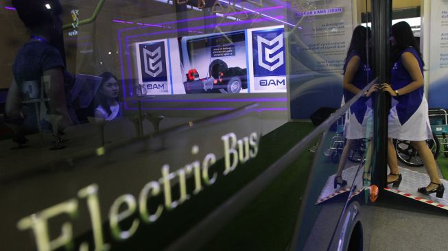 Bus listrik buatan PT MAB dipamerkan di GIICOMVEC 2018, di Jakarta Convention Center, Jakarta, Minggu (4/3/2018) [Suara.com/Kurniawan Mas'ud]