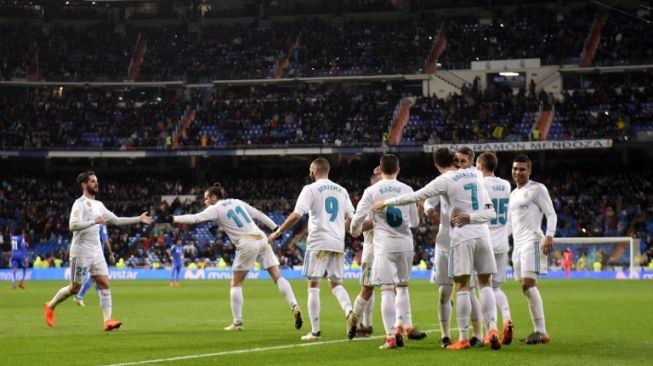 Para pemain Real Madrid merayakan gol Cristiano Ronaldo ke gawang Getafe. PIERRE-PHILIPPE MARCOU / AFP