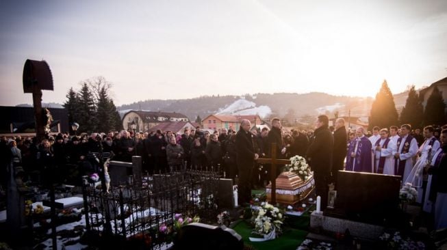 Jan Kuciak, jurnalis investigasi yang menjadi korban pembunuhan dimakamkan, Minggu (4/3/2018). Kuciak dimakamkan di pemakaman kota Stiavnik, Slovakia dan dihadiri ribuan orang [AFP]