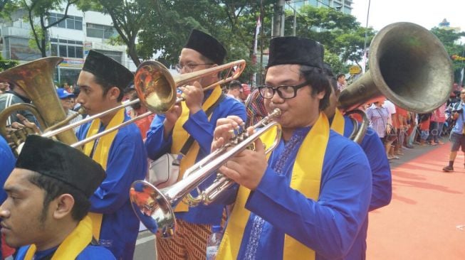 Festival Cap Go Meh Glodok yang digelar Minggu (4/3/2018) menghadirkan berbagai kesenian Nusantara seperti Tanjidor, Reog Ponorogo, Tari Papua, Gondang Batak hingga kesenian dari Jawa Barat, Sisingaan dan Debus. (SUara.com/Risna Halidi)