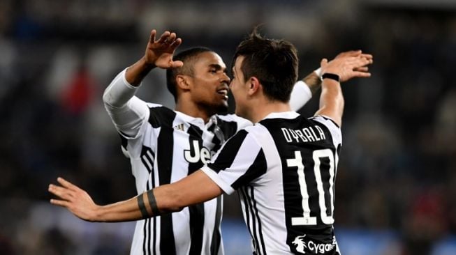 Striker Juventus Paulo Dybala (kanan) merayakan golnya ke gawang Lazio bersama rekan setimnya Douglas Costa.TIZIANA FABI / AFP