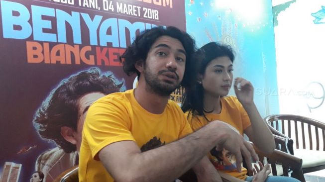 Aktor Reza Rahadian dan Della. [suara.com/Ismail]