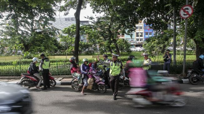 Operasi Keselamatan Jaya 2018 di Jalan Letjen Suprapto, Jakarta, Senin (5/3). 