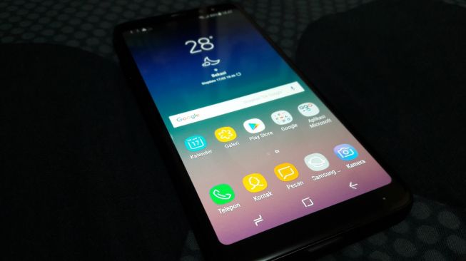 Samsung Galaxy A8. [Suara.com/Dythia Novianty]