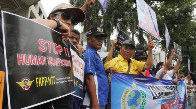 Sejumlah massa berunjuk rasa di depan Kedubes Malaysia, Jakarta, Senin (5/3).