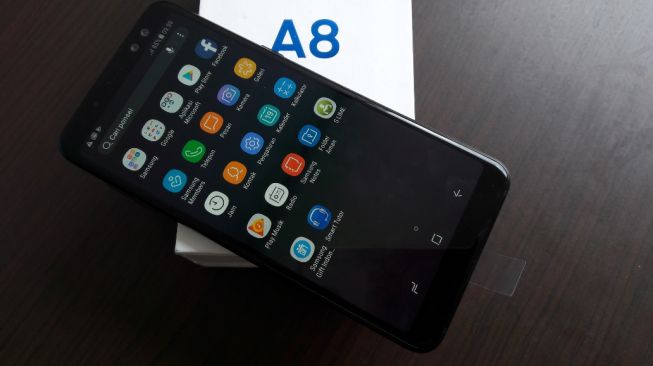 Samsung Galaxy A8. [Suara.com/Dythia Novianty]