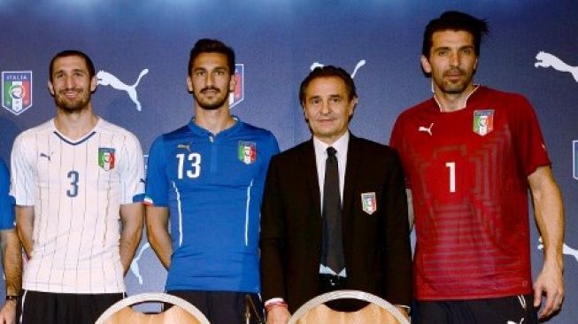 Para pemain timnas Italia Giorgio Chiellini, Davide Astori, pelatih Cesare Prandelli dan Gianluigi Buffon saat memperkenalkan jersey timnas Italia di Milan (3/3/2014). GIUSEPPE CACACE / AFP