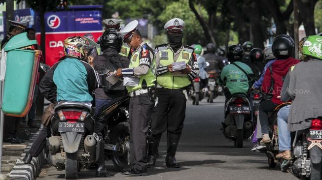 Operasi Keselamatan Jaya 2018 di Jalan Letjen Suprapto, Jakarta, Senin (5/3). 