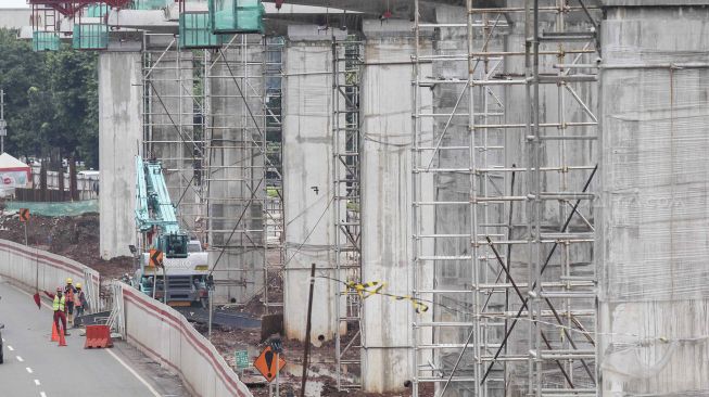 Proyek pembangunan Light Rail Transit (LRT) di kawasan Kuningan, Jakarta, Senin (5/3).