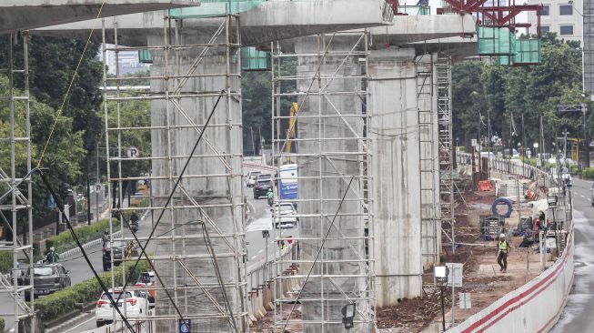 Proyek pembangunan Light Rail Transit (LRT) di kawasan Kuningan, Jakarta, Senin (5/3).