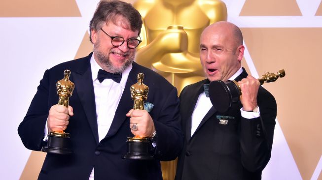 Produser dan sutradara The Shape of Water di Oscar 2018. (AFP)