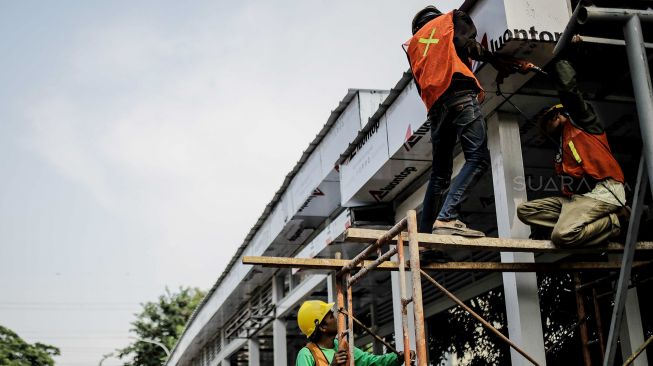  Pembangunan halte Transjakarta, BNN di Kawasan Cawang, Jakarta, Senin (5/3).