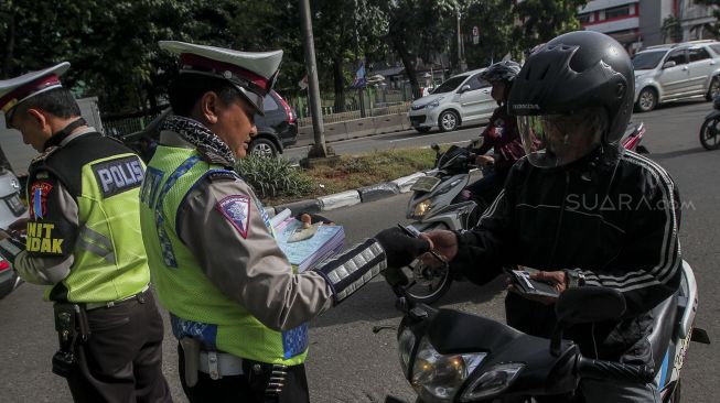 Operasi Keselamatan Jaya 2018 di Jalan Letjen Suprapto, Jakarta, Senin (5/3). 