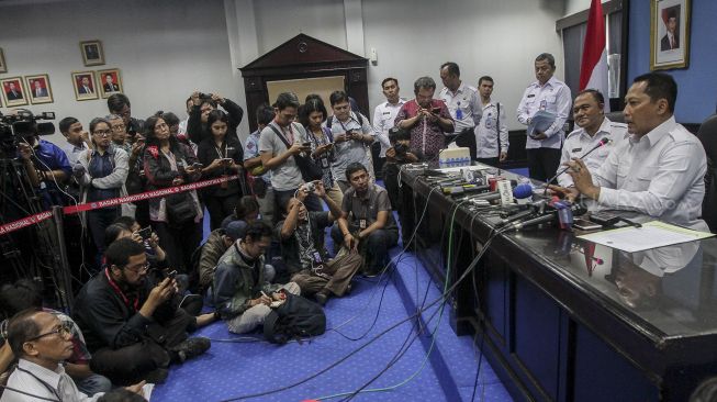 Kepala Badan Narkotika Nasional (BNN) Irjen Pol Heru Winarko bersama mantan Kepala BNN Komjen Pol Budi Waseso dalam acara kenal pamit Kepala BNN di Kantor BNN, Cawang, Jakarta, Senin (5/3). 