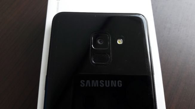 Samsung Galaxy A8. [Suara.com/Dythia Novianty]