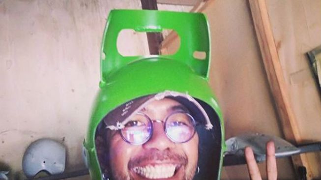 Kocak! Helm Tabung Gas 3Kg Ini Bakal Bikin Touring Lebih Fun