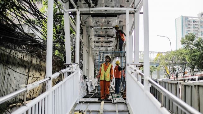  Pembangunan halte Transjakarta, BNN di Kawasan Cawang, Jakarta, Senin (5/3).